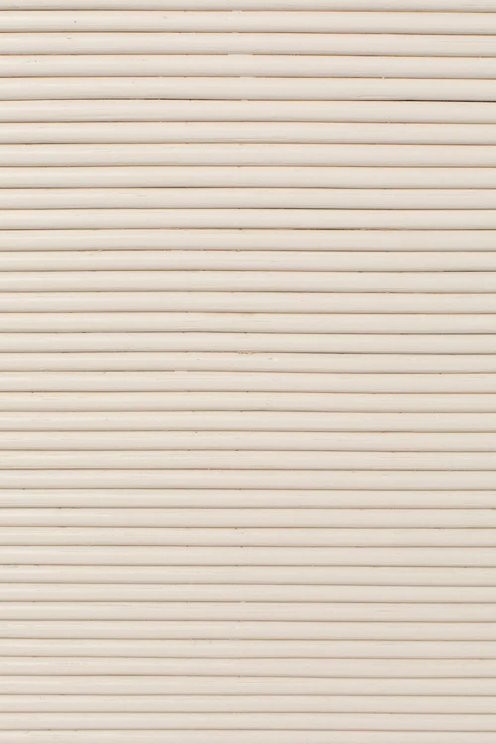 Elegantes Zuiver Sideboard mit Akazienholz und Rattan-Details.