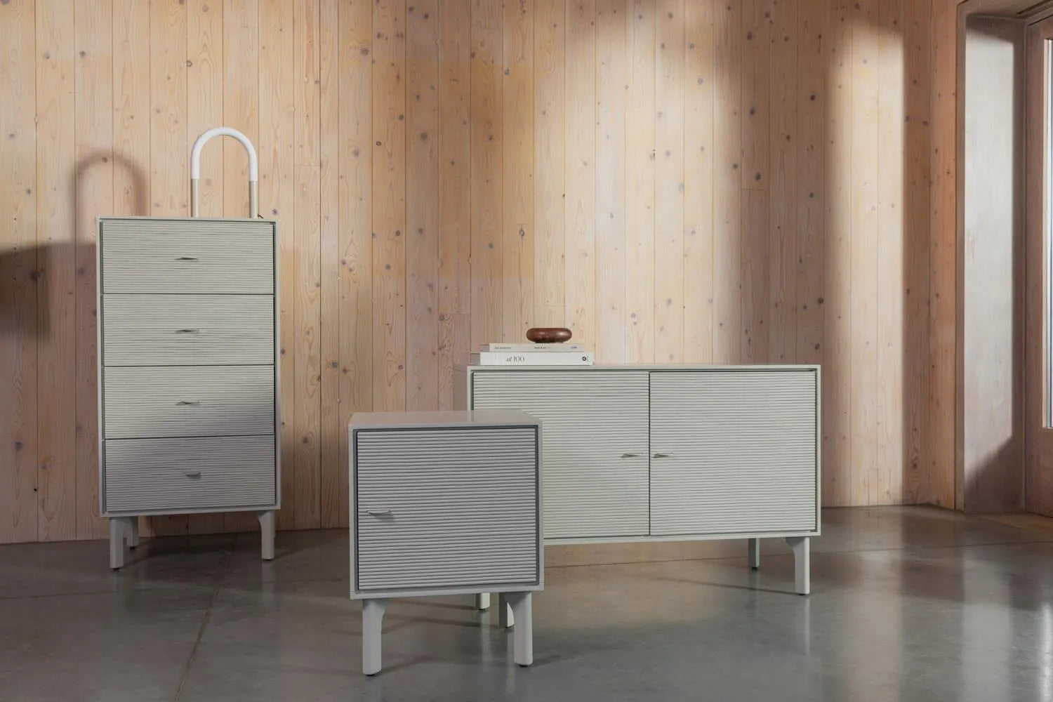Stilvolles Sideboard aus Akazienholz und Rattan für Ihr Zuhause.