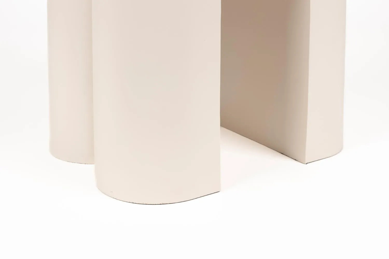 Shape Hocker von Zuiver: Eleganz und Vielseitigkeit in einem Möbelstück.