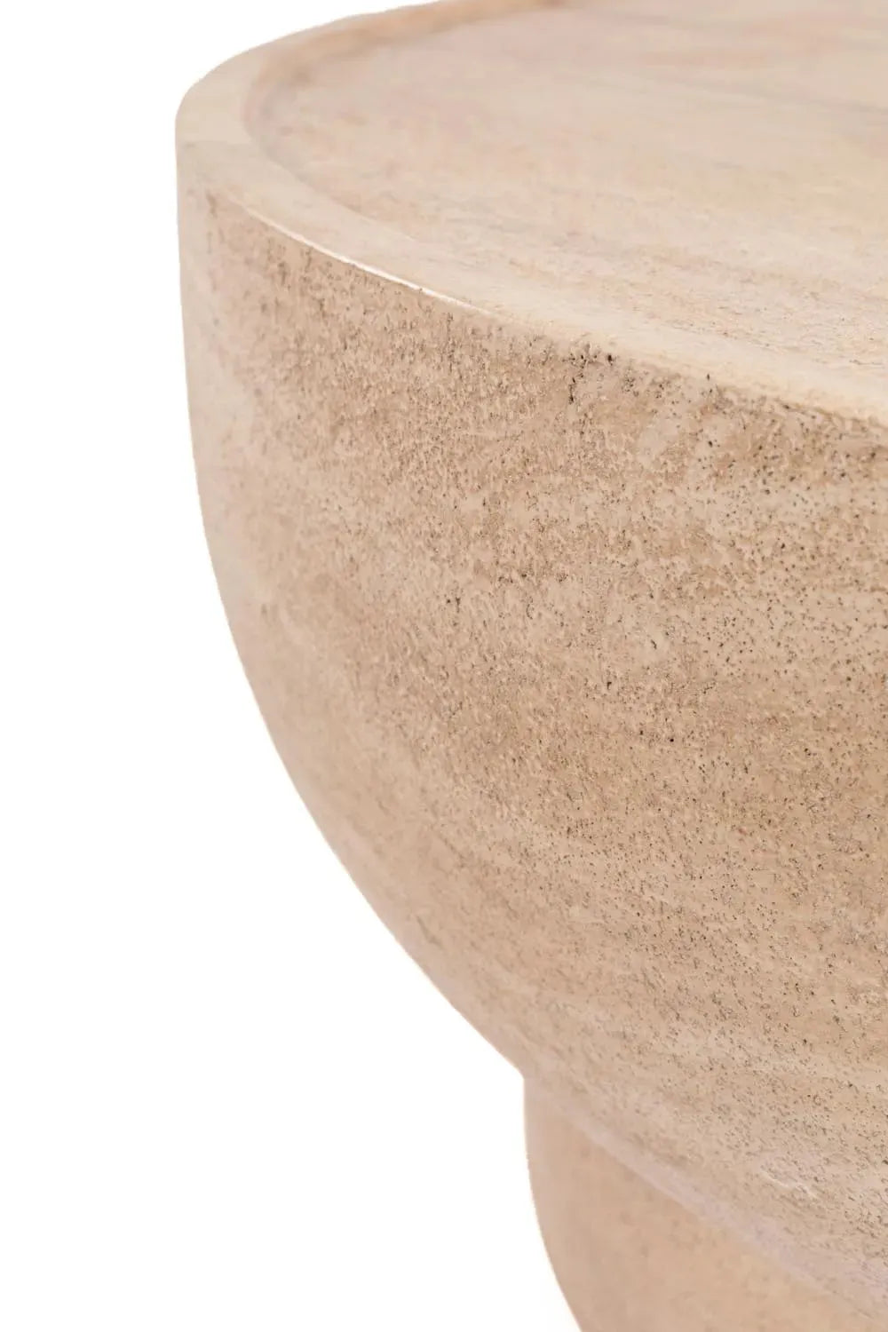 Eleganter runder Couchtisch aus echtem Travertin, der jedem Raum eine natürliche und minimalistische Note verleiht.