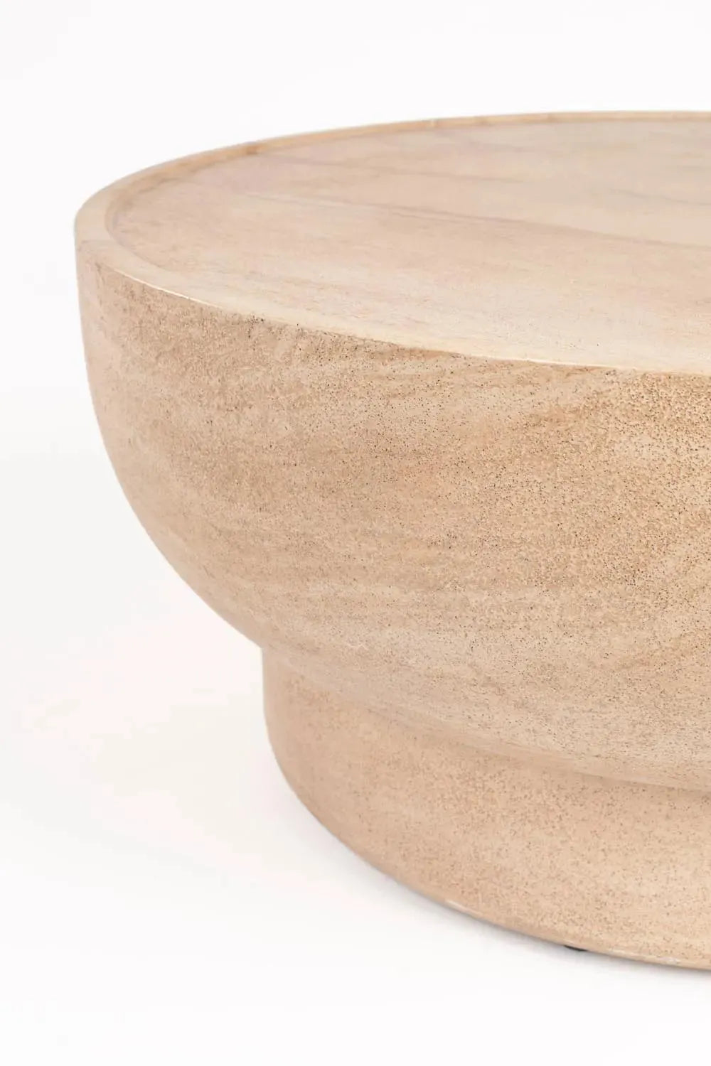 Stilvoller runder Zuiver Couchtisch für modernes Wohndesign.