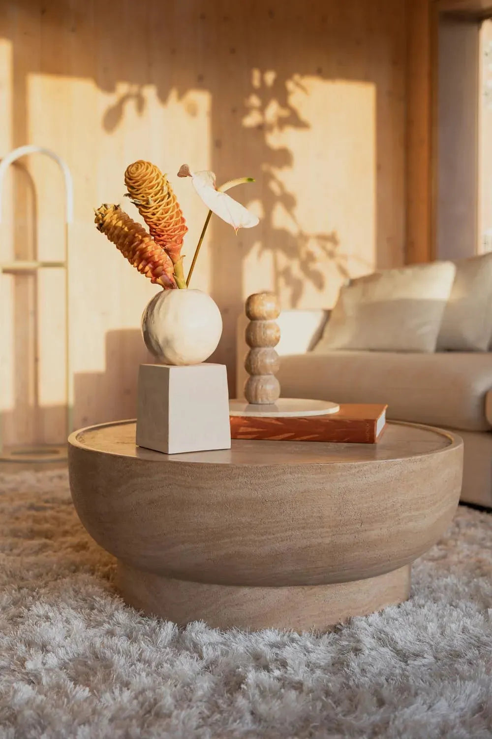 Moderner runder Couchtisch von Zuiver mit stilvollem Design.