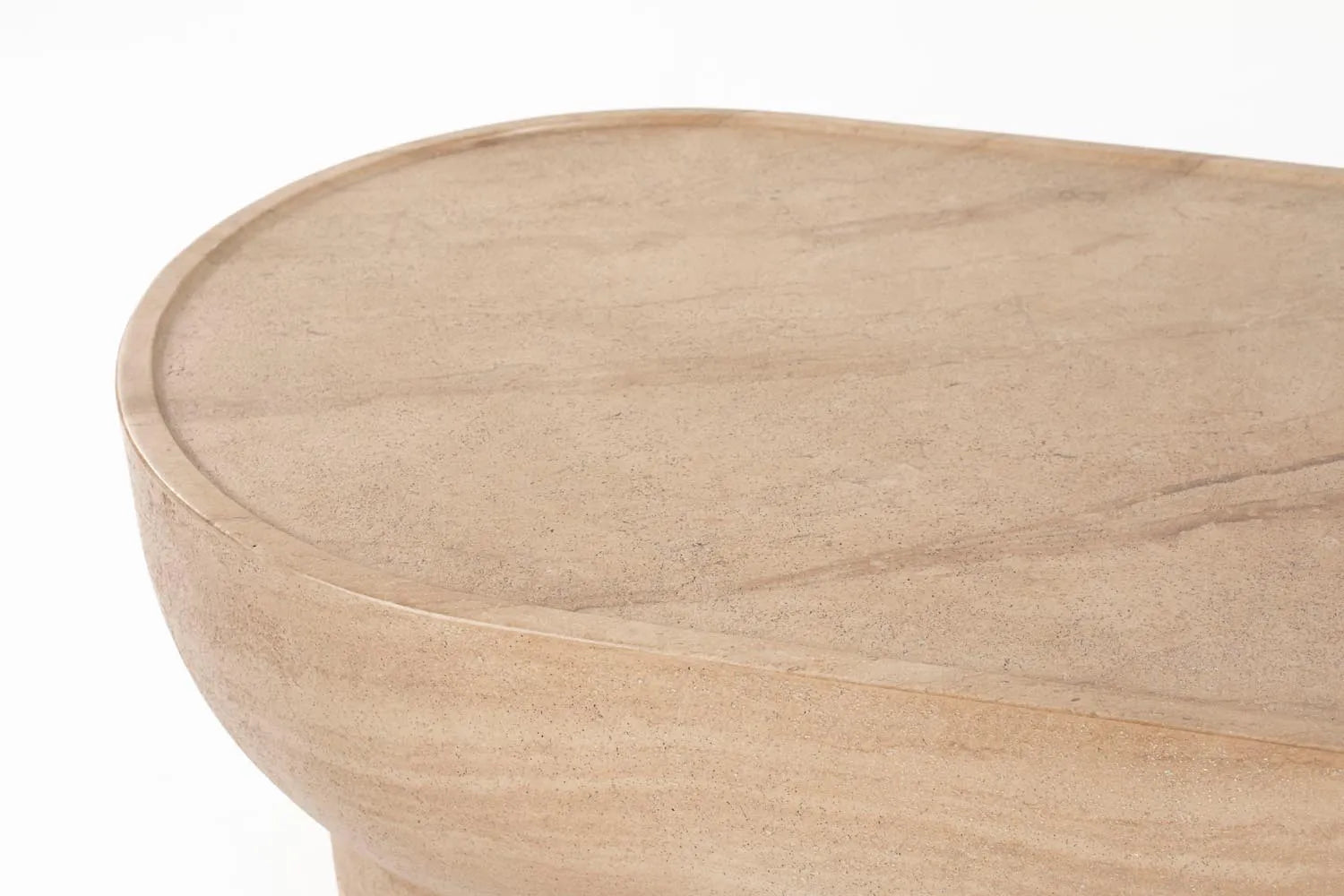 Zuiver Couchtisch oval mit luxuriöser Travertinplatte, modern chic.