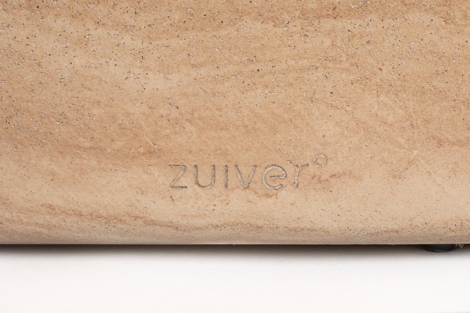 Ovaler Zuiver Couchtisch mit stilvoller Travertinplatte, modern.