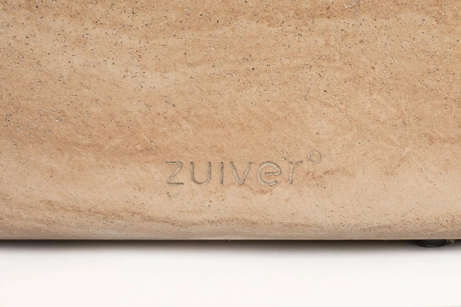 Ovaler Zuiver Couchtisch mit stilvoller Travertinplatte, modern.