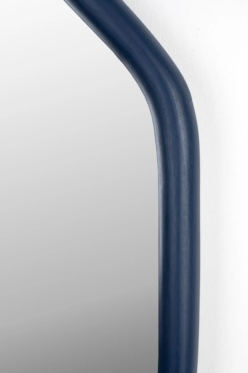 Zuiver Looks Mirror S: Stilvoller Mangoholzrahmen für modernes Design.