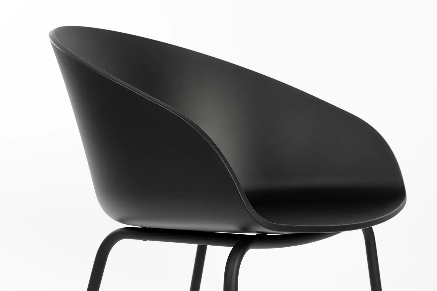 Eleganter Zuiver Void Sessel in Schwarz: Modernes Design trifft Bequemlichkeit.