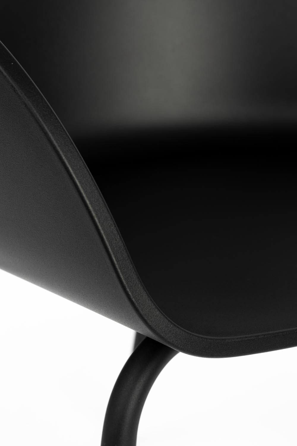 Zuiver Void Sessel Schwarz: Stilvoller Komfort für modernes Wohnen.