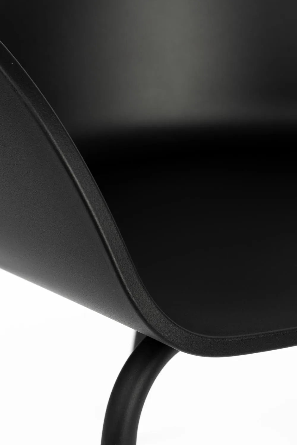 Zuiver Void Sessel Schwarz: Stilvoller Komfort für modernes Wohnen.