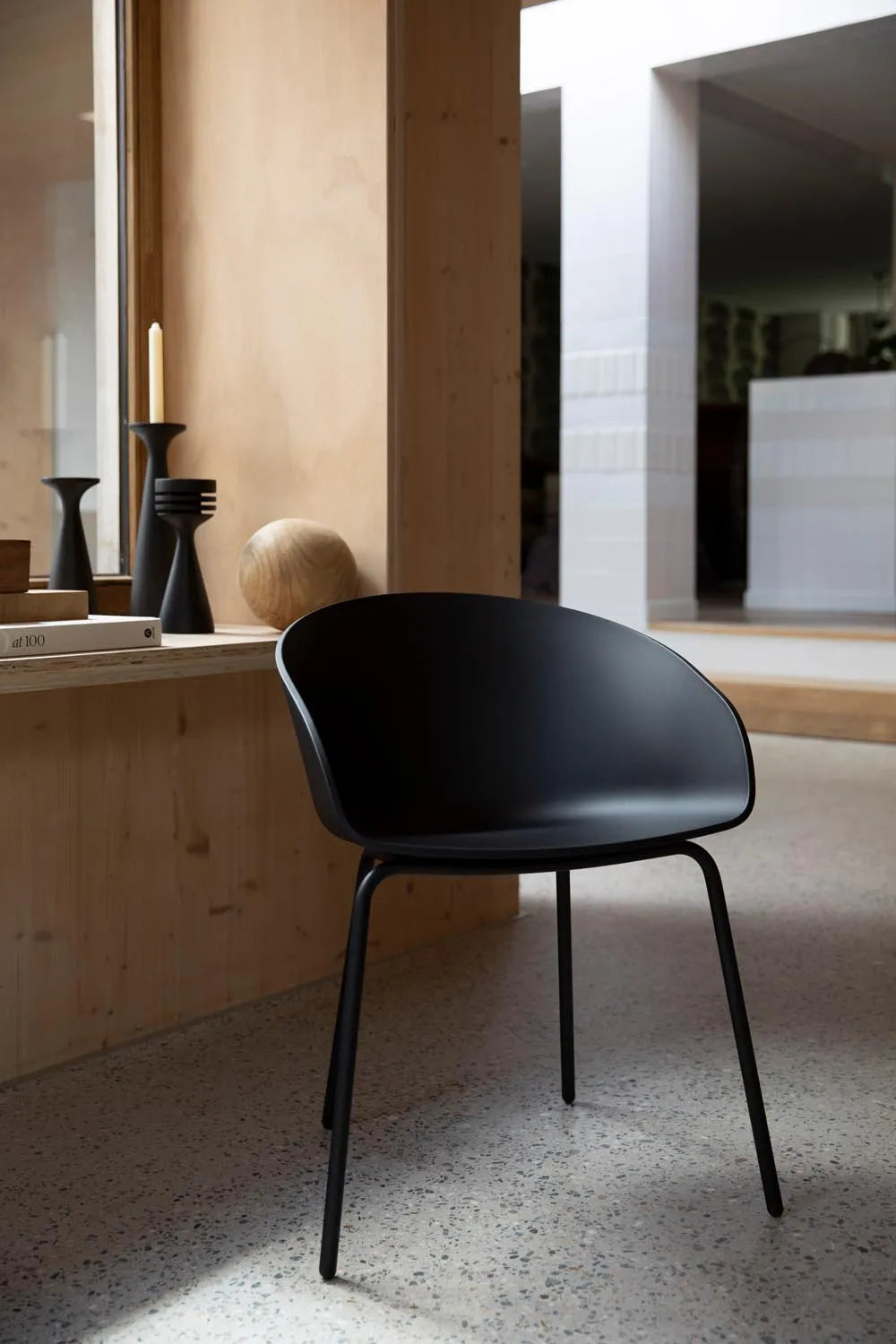 Zuiver Void Sessel: Schwarze Eleganz für Ihr modernes Zuhause.