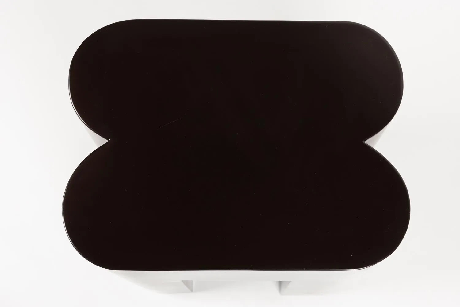 Shape Hocker von Zuiver: Eleganz und Vielseitigkeit in einem Möbelstück.