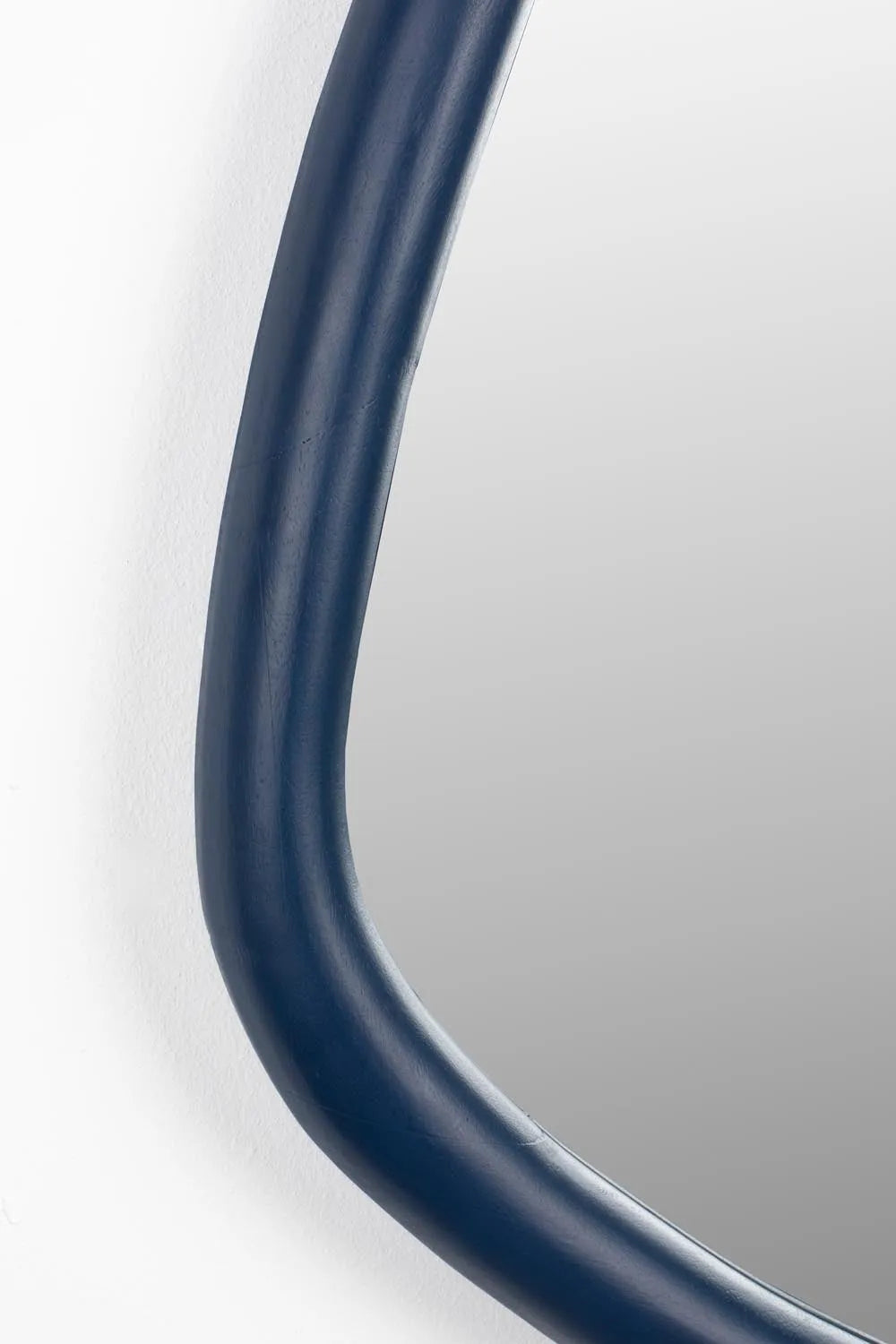 Eleganter Spiegel mit Mangoholzrahmen für modernes Wohndesign.