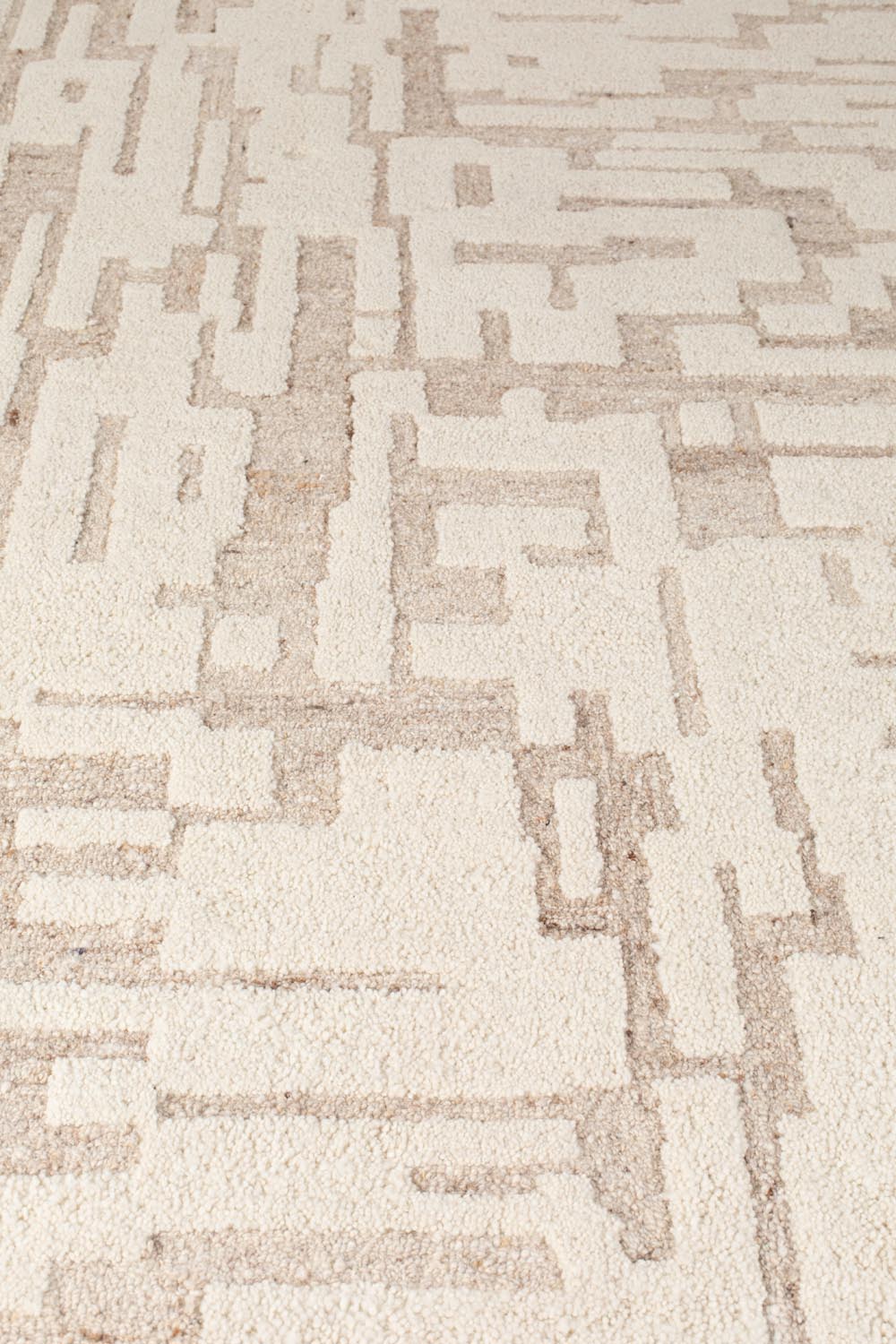 Eleganter Zuiver Hills Teppich: Handgewebt, 100% Wolle, zeitloses Design in Beige.