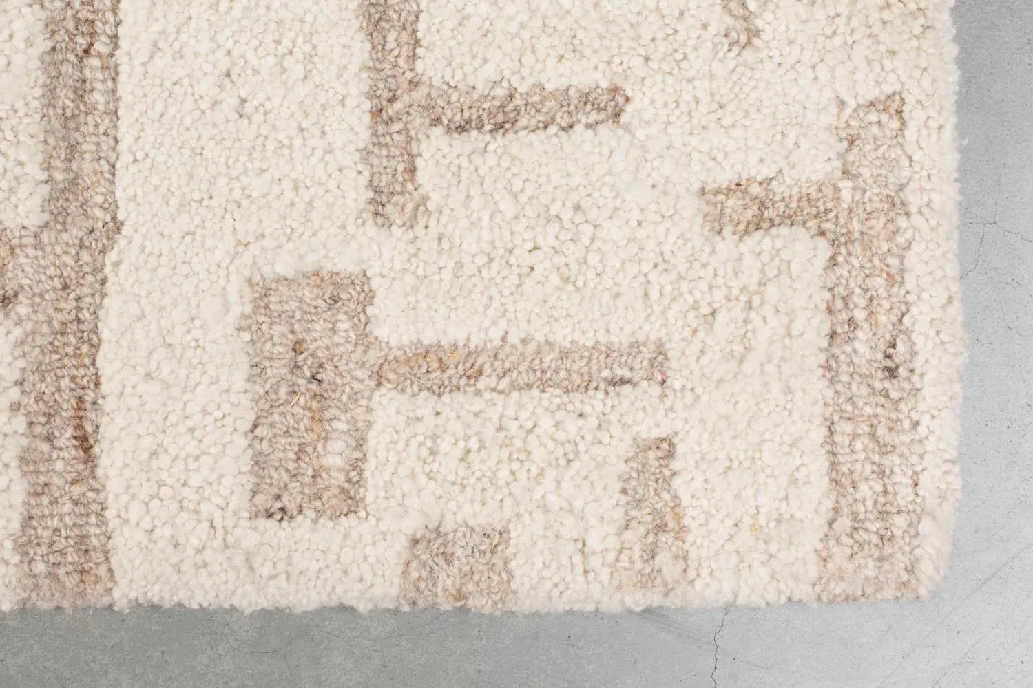 Zuiver Hills Teppich: Zeitloses Design für stilvolle Wohnräume.