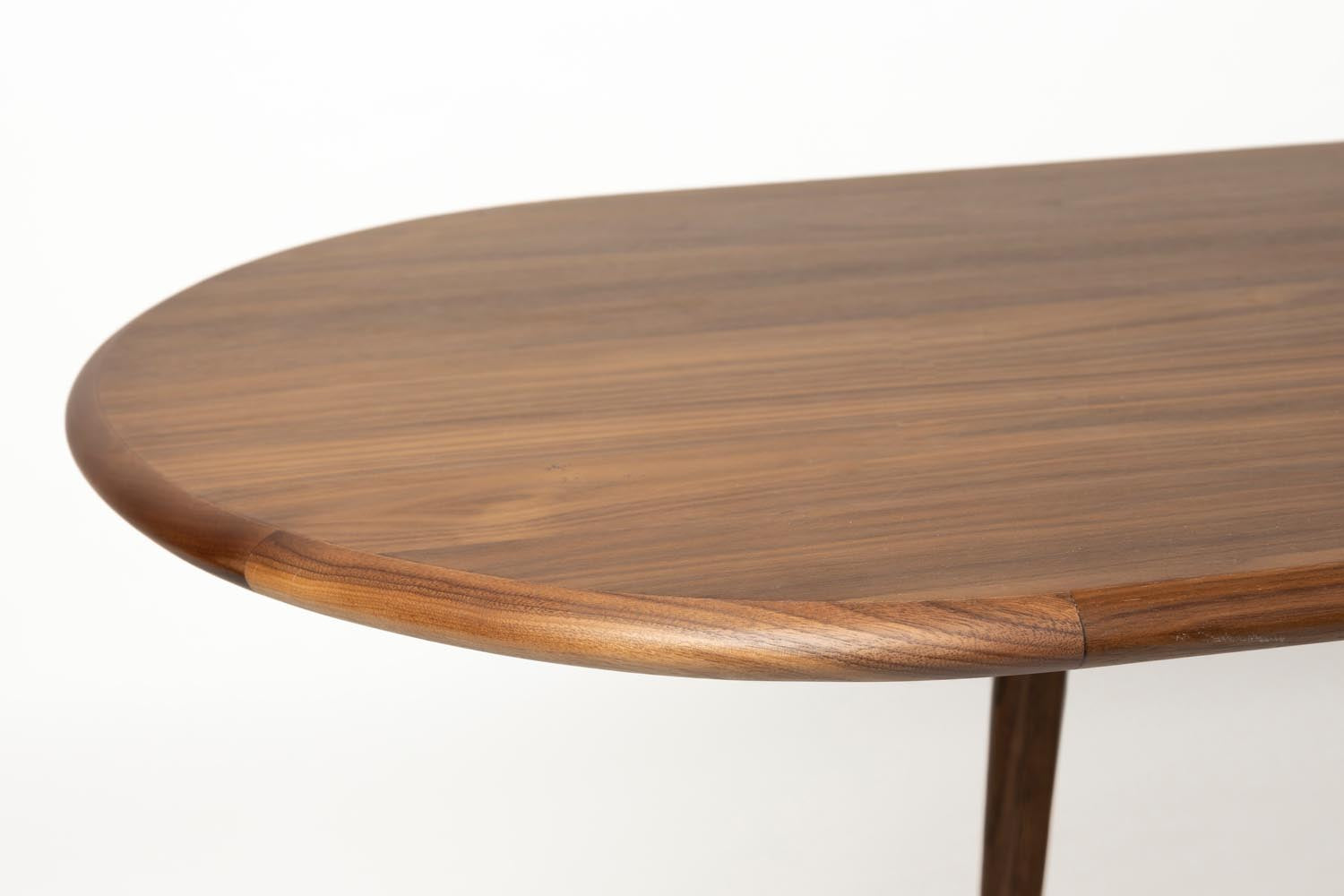 Moderner Twist Tisch aus Walnuss, ausziehbar auf 240 cm, von Zuiver.