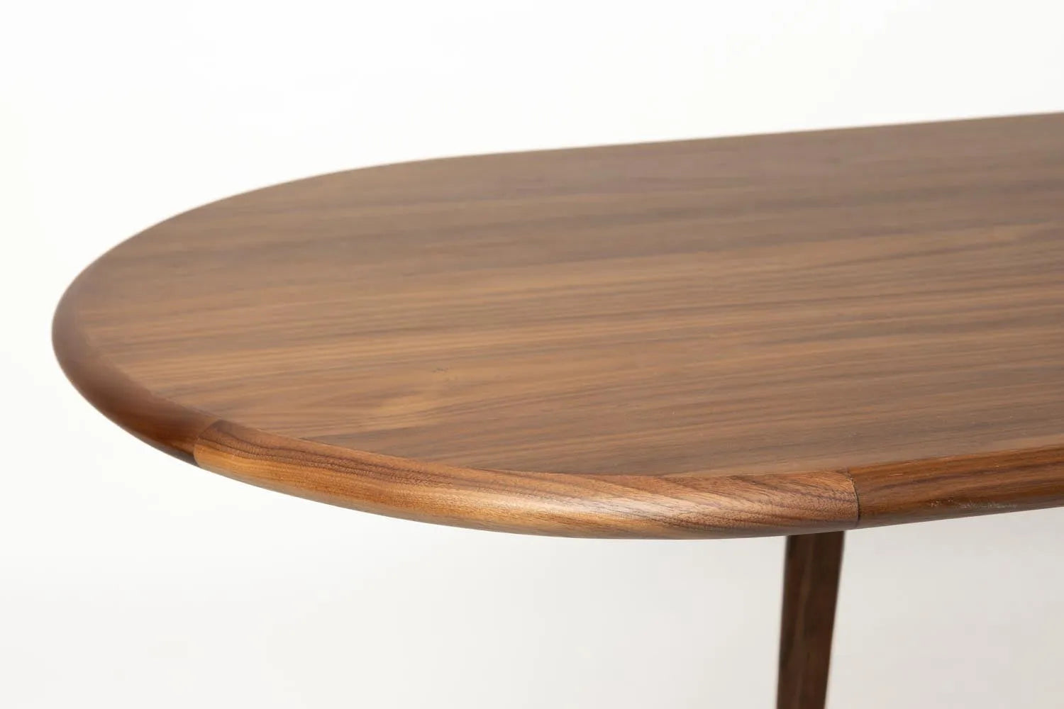 Moderner Twist Tisch aus Walnuss, ausziehbar auf 240 cm, von Zuiver.