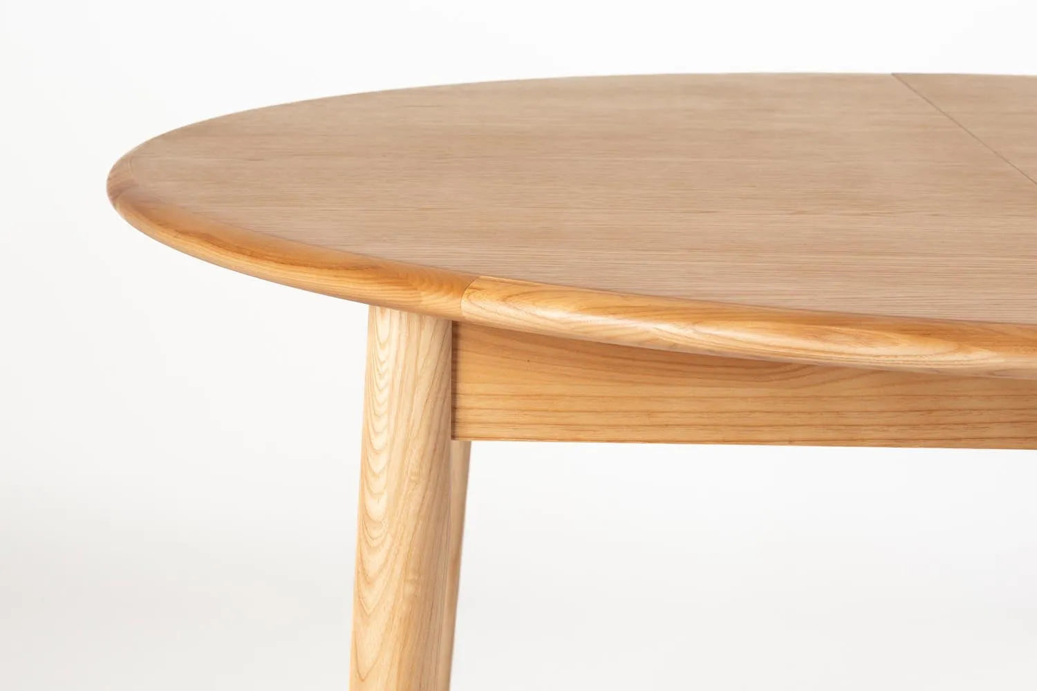 Runder Eichen-Tisch von Zuiver, ausziehbar von 120 auf 160 cm.