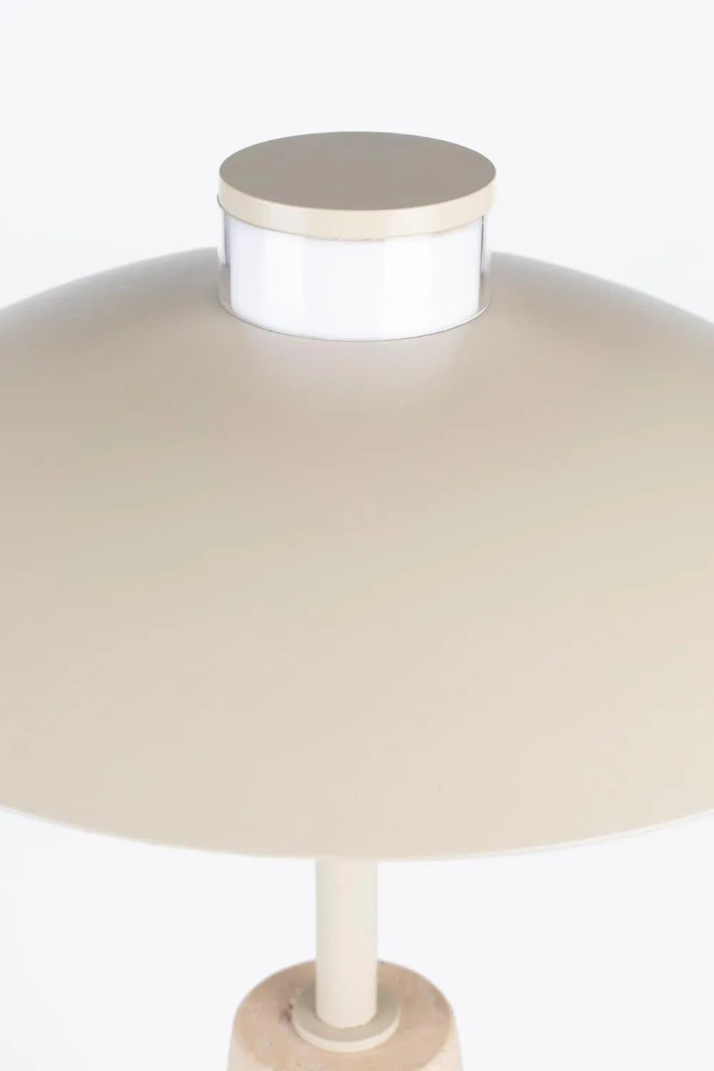 Zuiver Cole Tischlampe: Modernes Design mit edlem Metallakzent.
