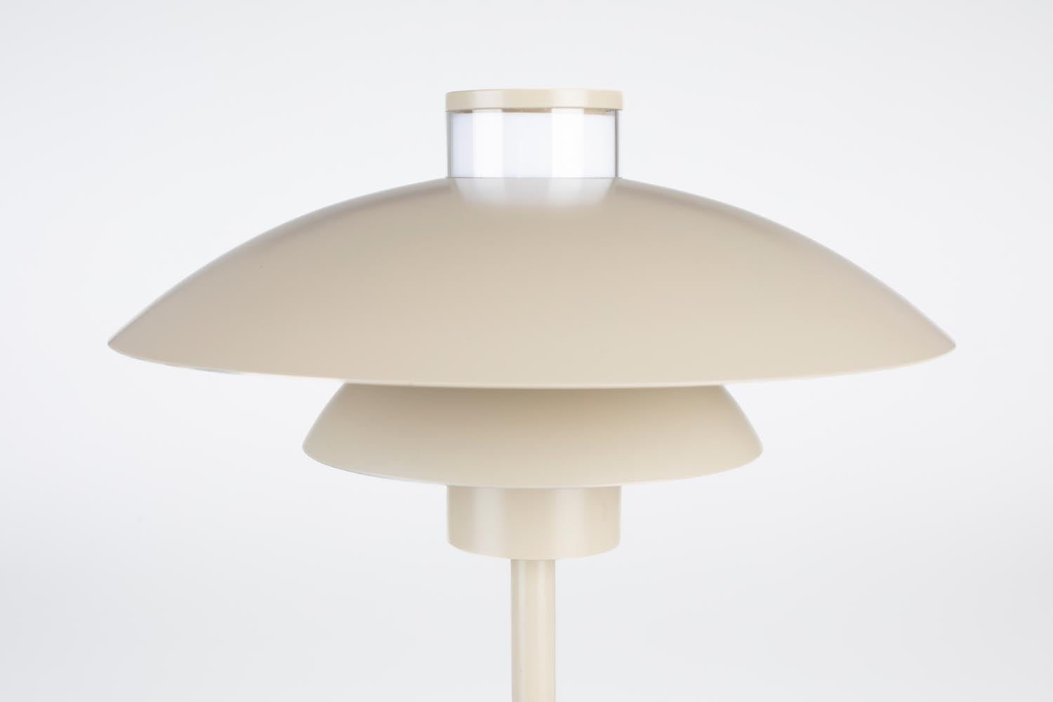 Elegante Tischlampe Cole von Zuiver mit zeitlosem Metall-Design.