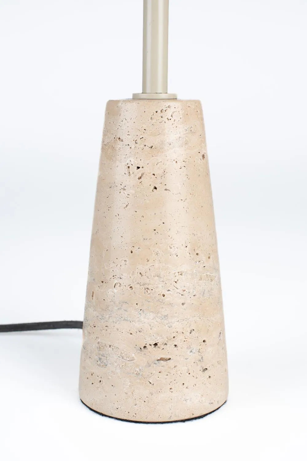 Zuiver Cole Tischlampe: Stilvolle Beleuchtung mit modernem Flair.