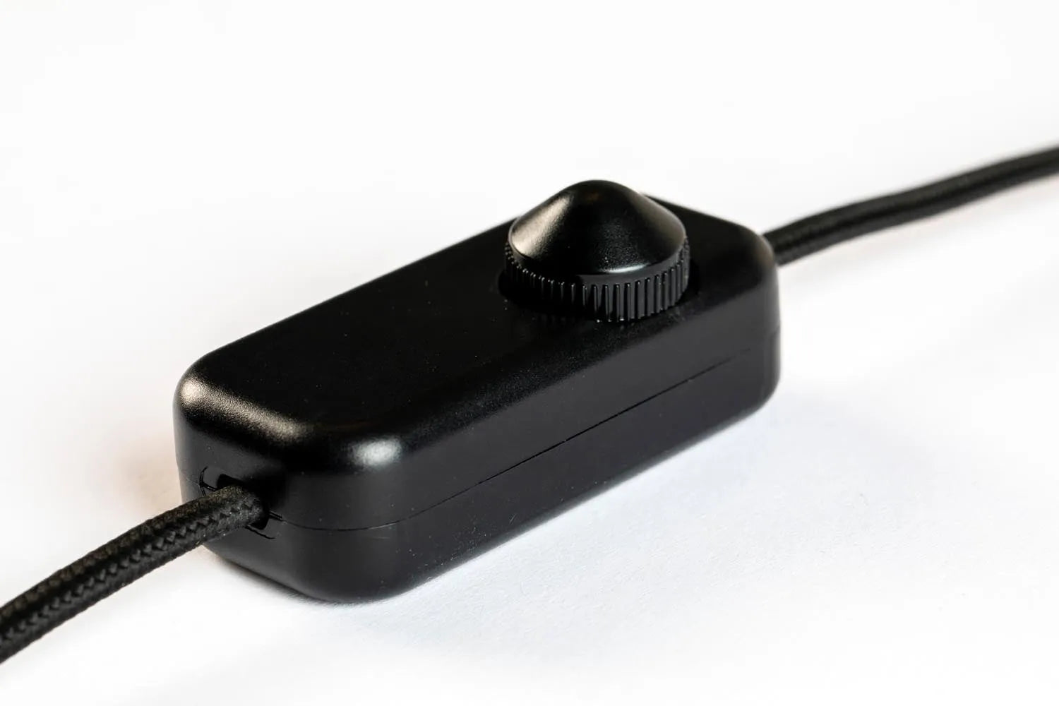 Zuiver Cole: Moderne Tischlampe mit elegantem, industriellem Look.