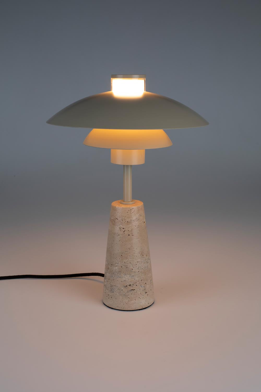 Zuiver Cole Tischlampe: Zeitloses Design mit edlem Metallschirm.
