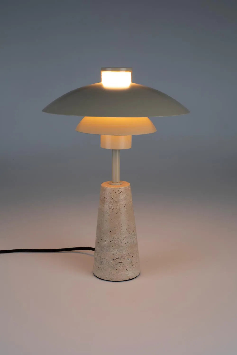 Zuiver Cole Tischlampe: Zeitloses Design mit edlem Metallschirm.