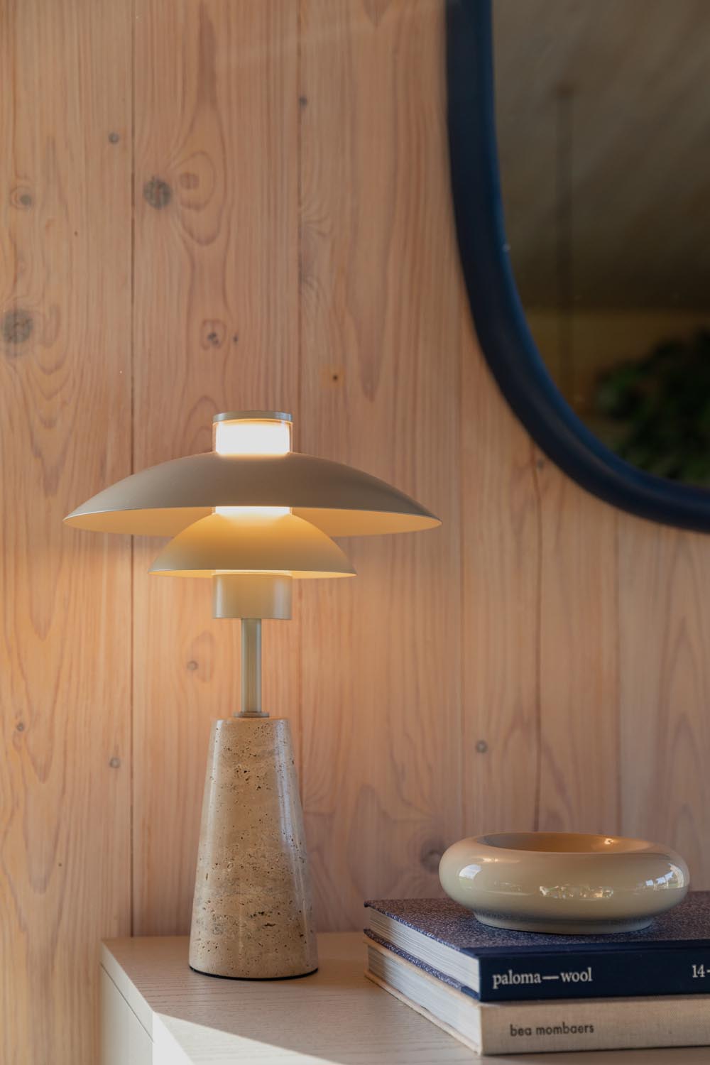 Stilvolle Cole Tischlampe: Travertin-Sockel, Metall-Schirm, inspiriert von der Natur, E27 Fassung, max. 11W.