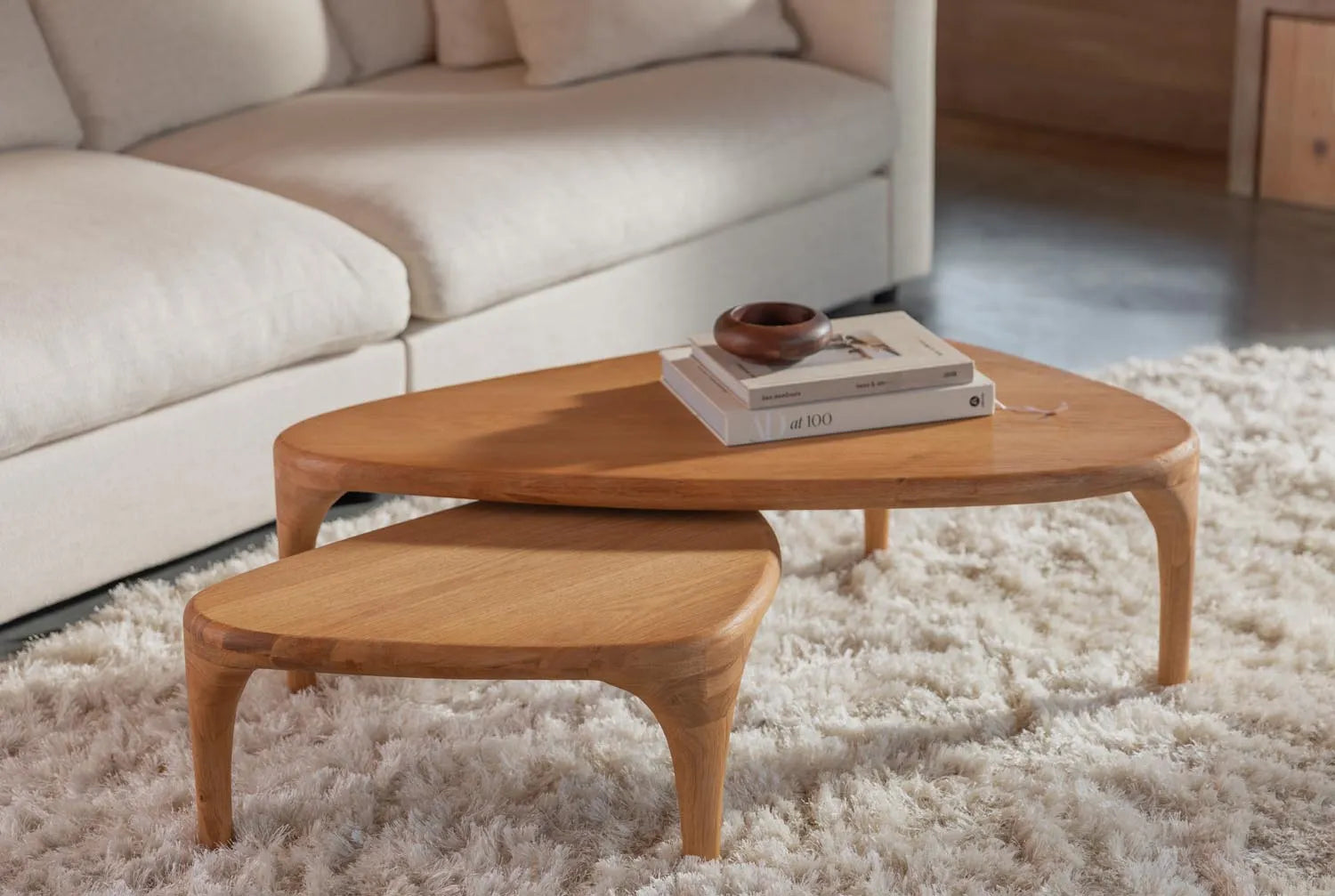 Stilvolles 2er Couchtisch-Set aus natürlichem Holz von Zuiver.