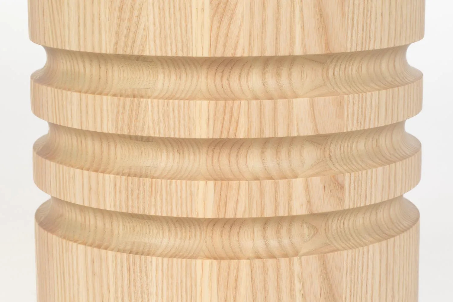 Chunk Beistelltisch: Eleganz und Funktionalität in massiver Eiche, ideal für jeden Raum.