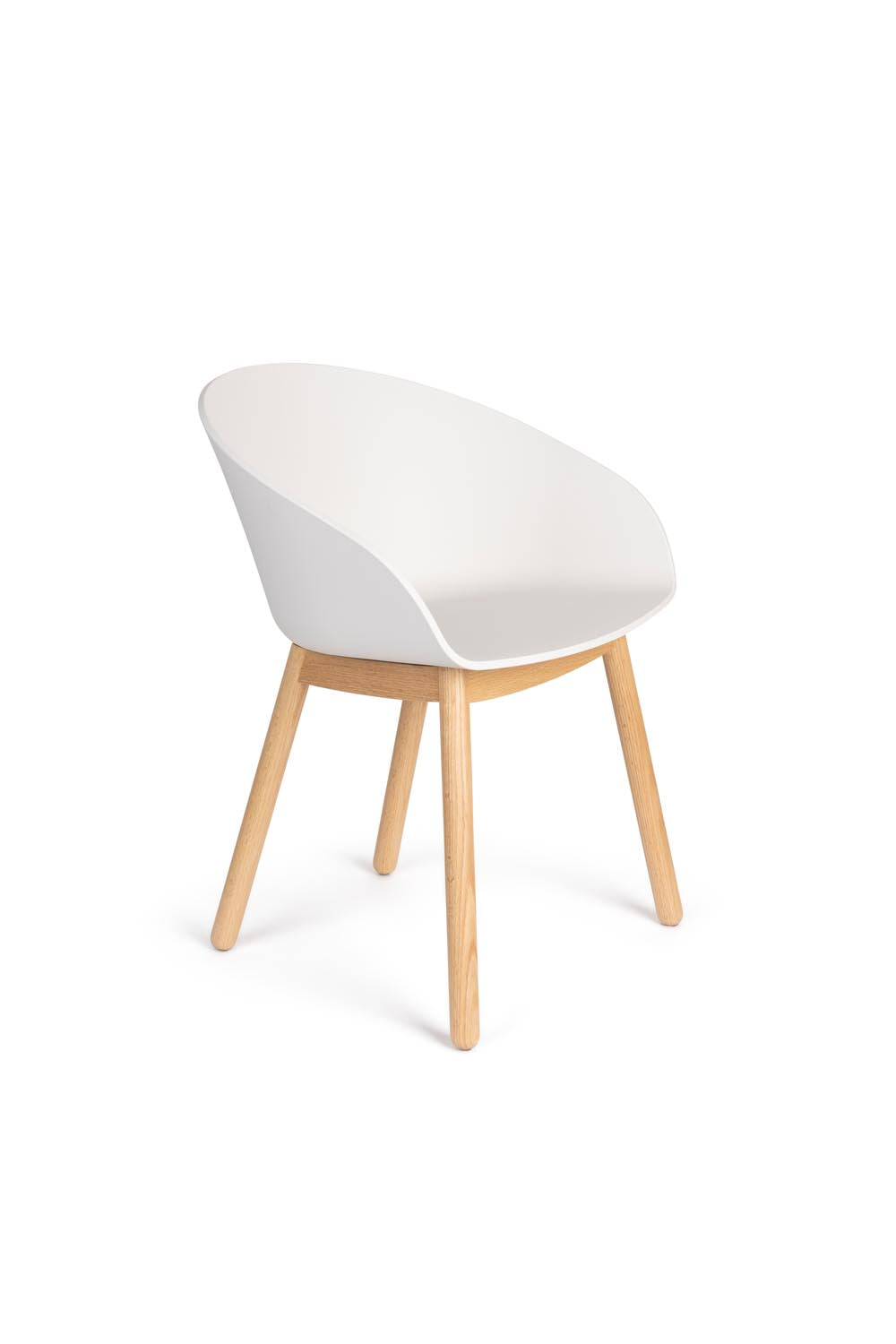 Der Void Sessel von Zuiver: Ein eleganter, nachhaltiger Schalenstuhl aus recyceltem Kunststoff mit Eiche-Gestell, ideal für modernes Wohnen.