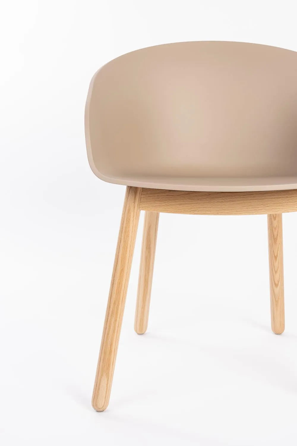 Eleganter Zuiver Sessel Void aus Eiche im zeitlosen Design.