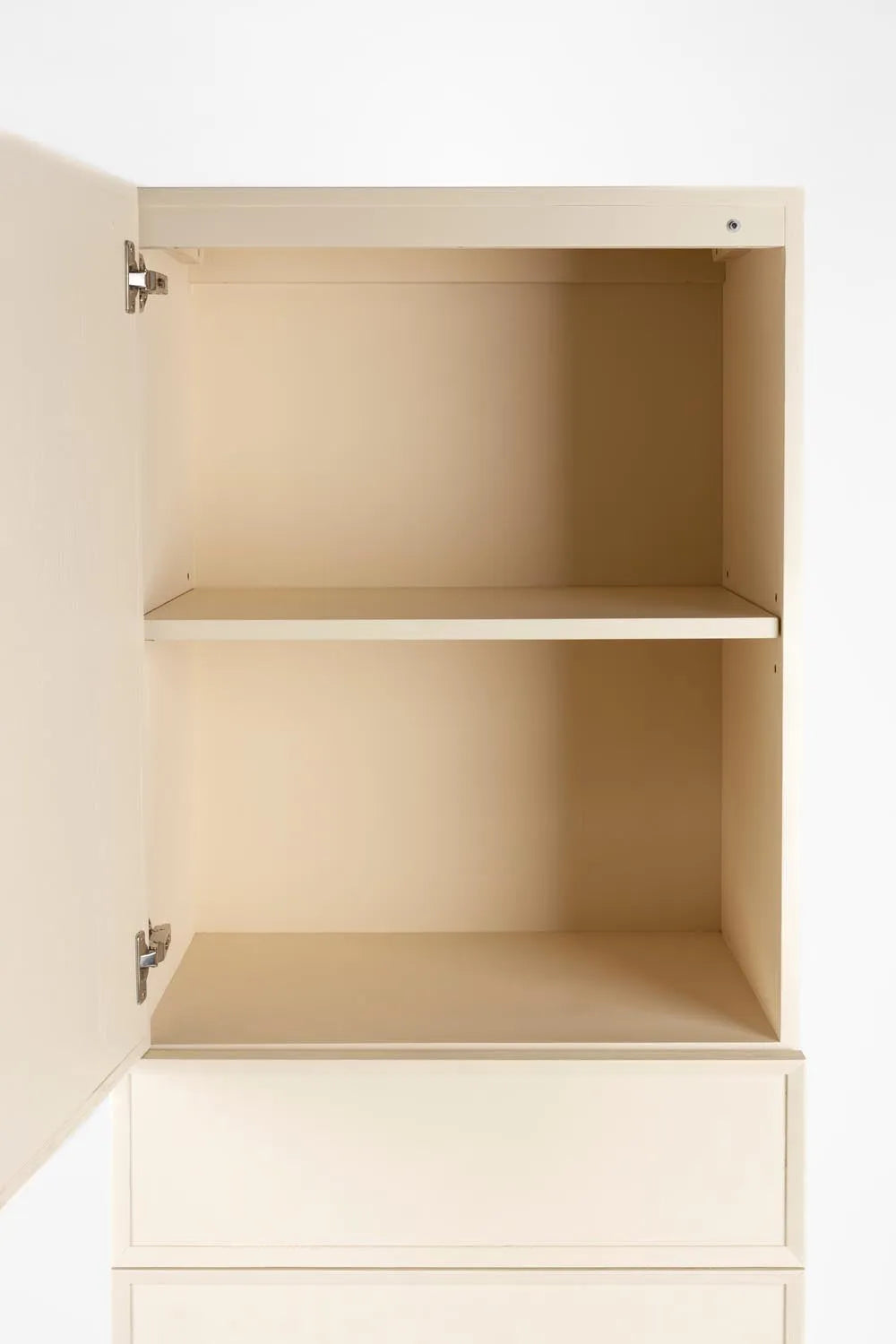 Moderner Zuiver June Schrank: 1 Tür, 3 Schubladen, zeitloses Design.