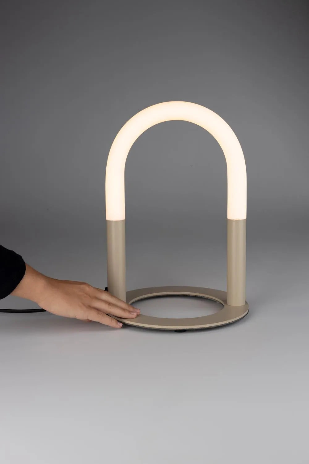 Die Arch Tischlampe von Zuiver vereint römische Architektur mit modernem Design. Dimmbar, in brauner Reisfarbe, mit Metall- und Acrylbogen.