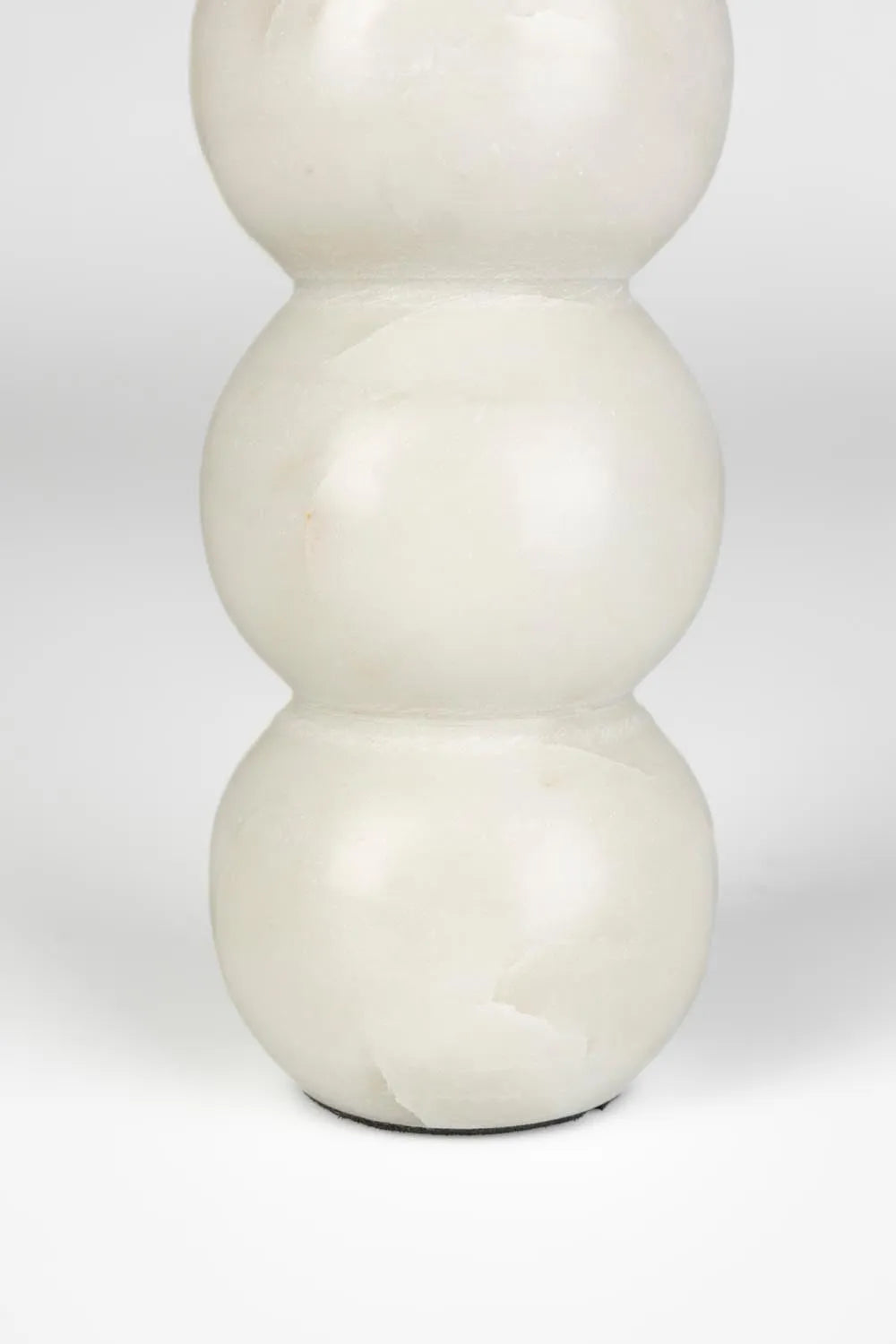 Eleganter Kerzenhalter aus hochwertigem Naturstein von Zuiver.