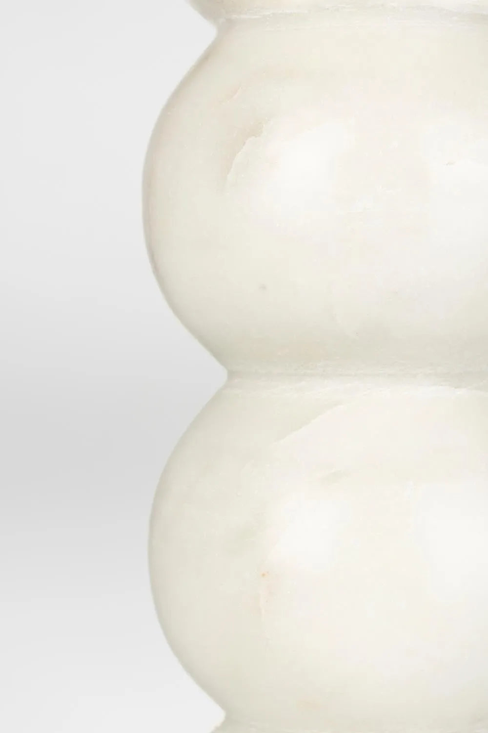 Zuiver Rome: Moderner Kerzenhalter aus feinstem Naturstein.