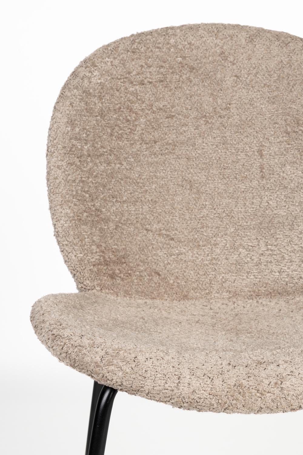 Der Bonnet Stuhl Beige von Zuiver vereint zeitlose Eleganz und moderne Farben. Ideal für einladende Esszimmer und stilvolle Akzente.