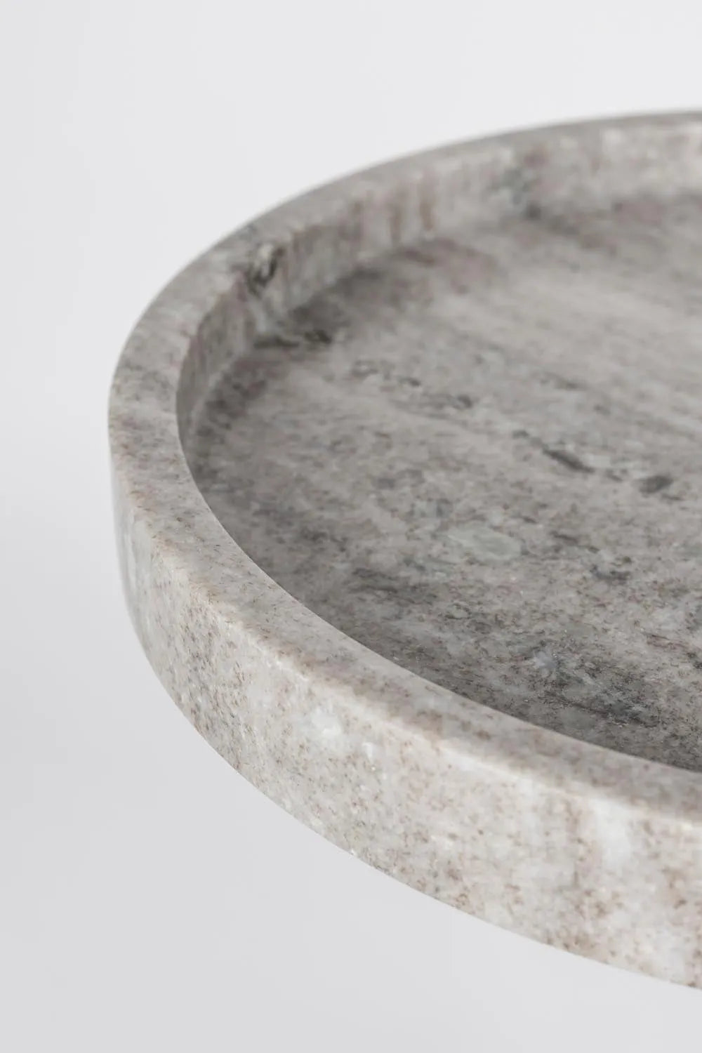 Eleganter Zuiver Tisch: Marmor-Design für stilvolle Akzente.