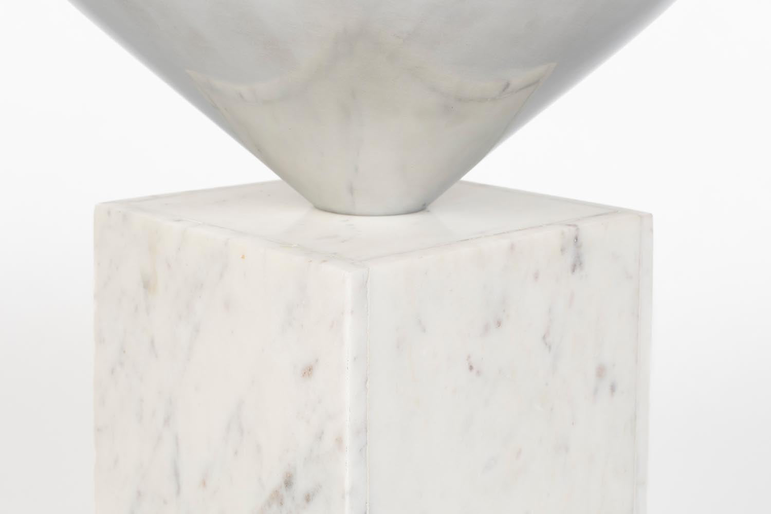 Luxuriöser Beistelltisch: Marmor trifft auf minimalistisches Design.