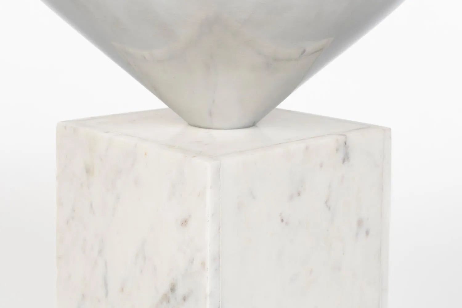 Luxuriöser Beistelltisch: Marmor trifft auf minimalistisches Design.