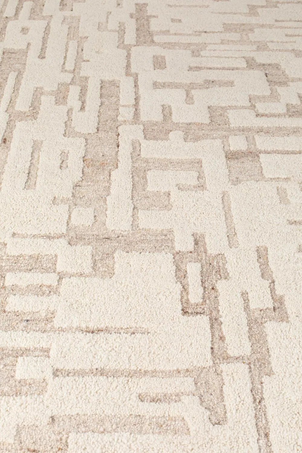 Zuiver Hills Teppich 200x300: Moderne Beige-Ästhetik für Ihr Wohnzimmer.