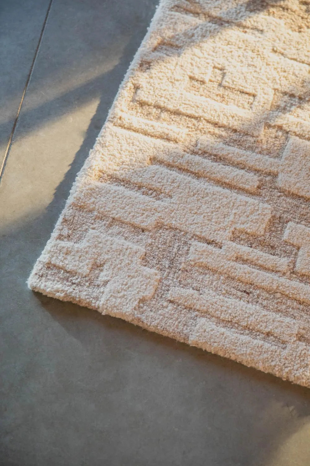 Zuiver Hills Teppich 200x300: Zeitloses Design in Beige für Ihr Zuhause.