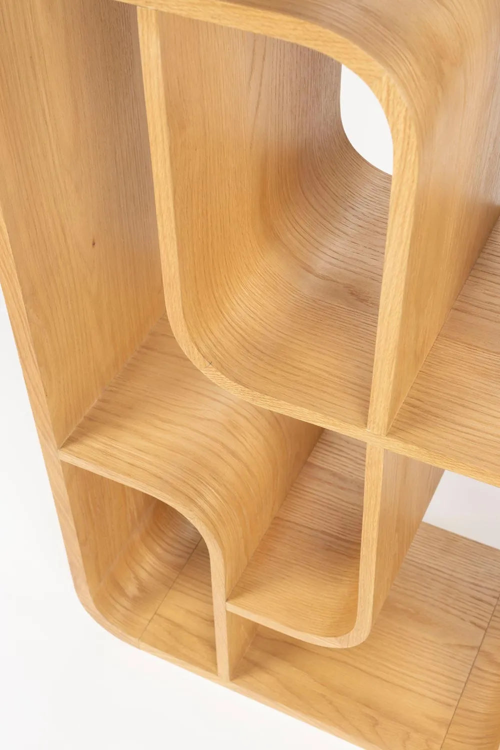 Zuiver Seven Schrank: Zeitlose Natur für moderne Wohnräume.