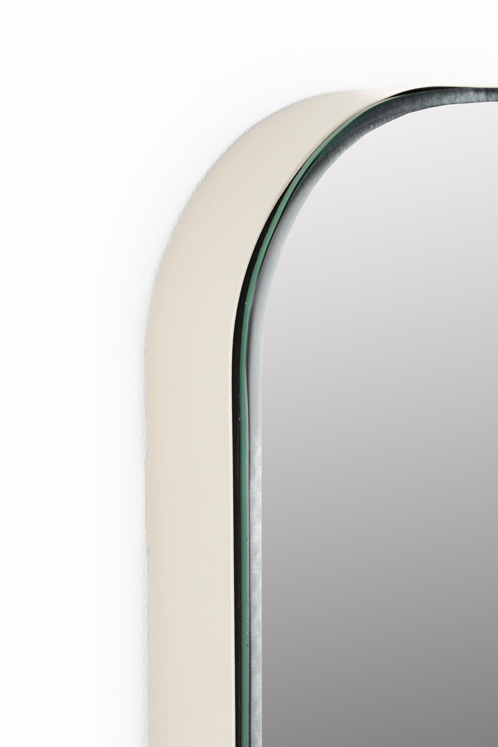 Zuiver Glamour Spiegel: Zeitloses Design für stilvolle Interieurs.