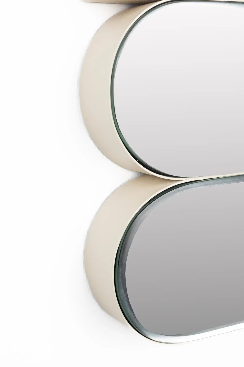 Zuiver Glamour Spiegel: Eleganz trifft Funktionalität im modernen Design.