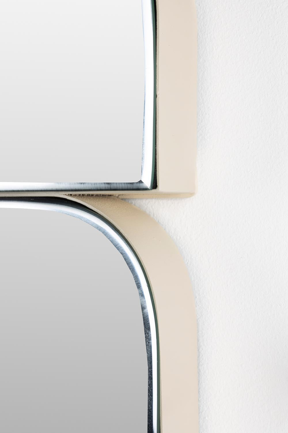 Zuiver Glamour Spiegel: Stilvolle Raffinesse für Ihr Zuhause.