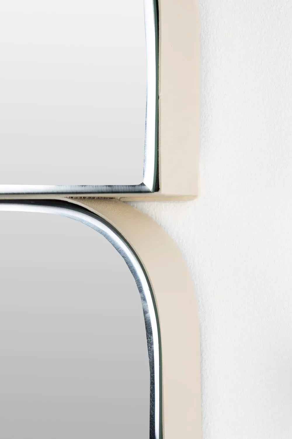 Zuiver Glamour Spiegel: Stilvolle Raffinesse für Ihr Zuhause.