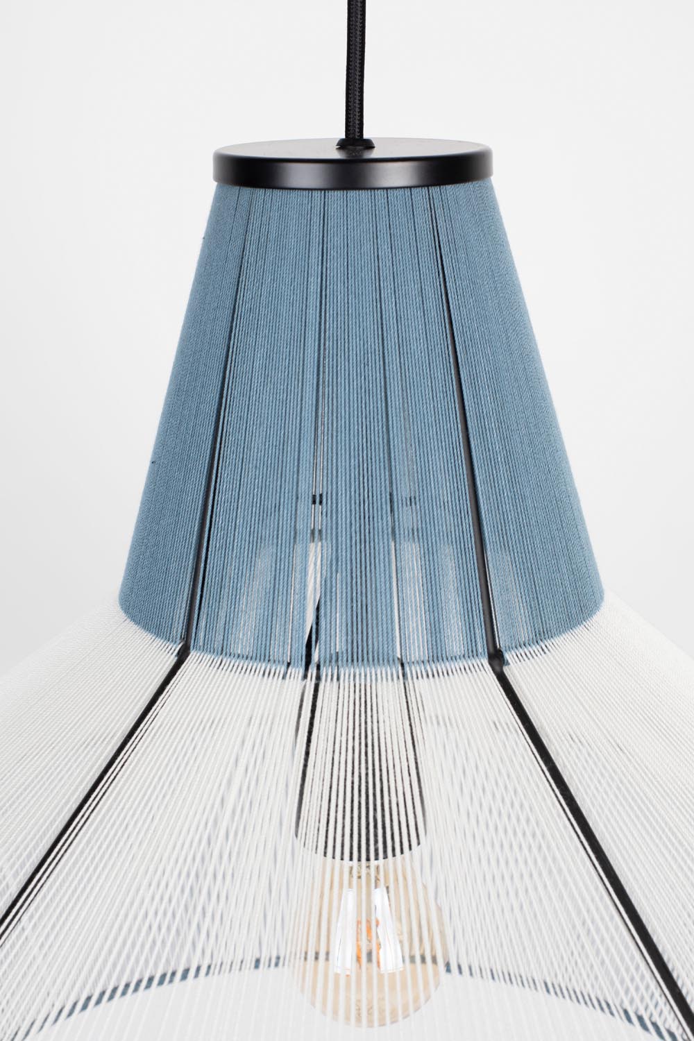 Fee Pendelleuchte: Modernes Design trifft auf sanftes Lichtspiel.