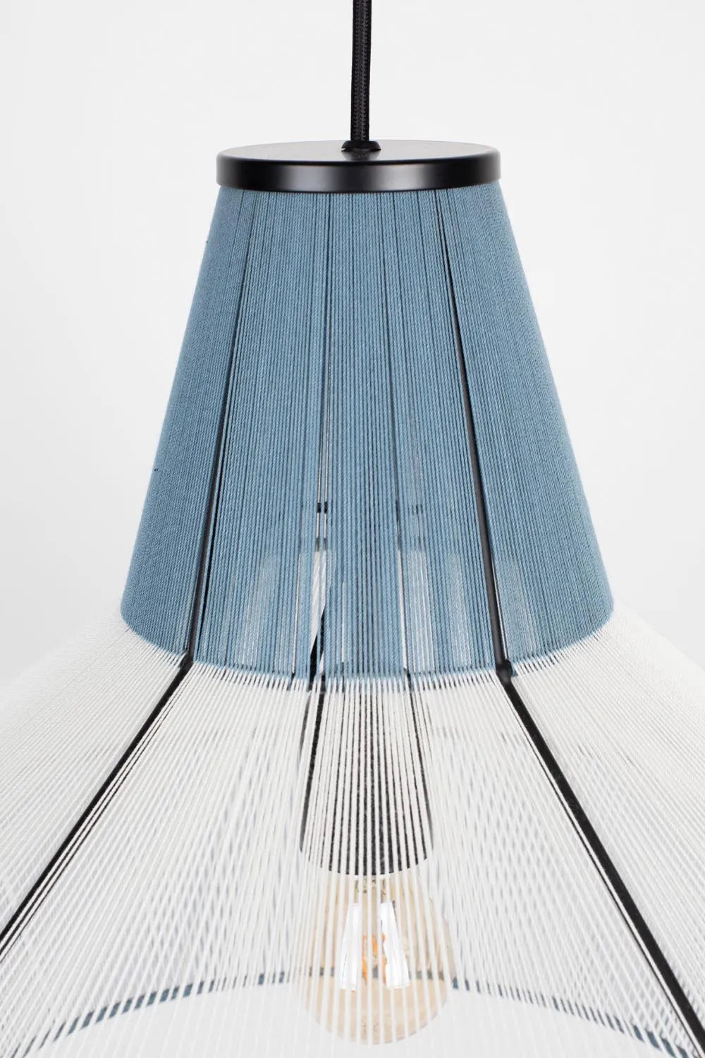 Fee Pendelleuchte: Modernes Design trifft auf sanftes Lichtspiel.