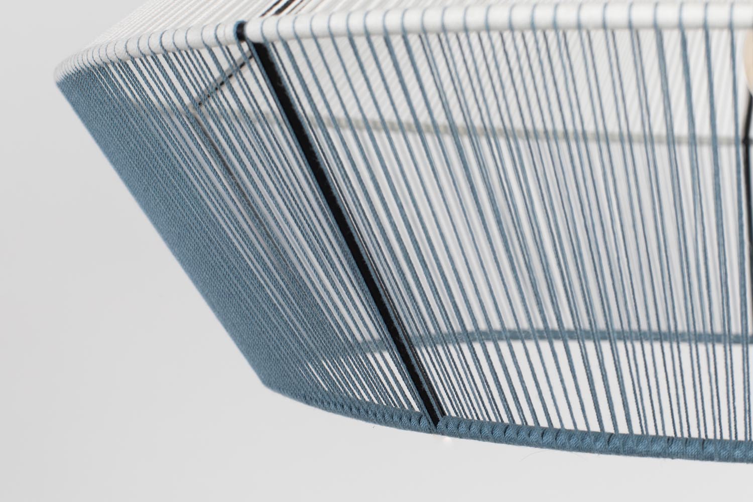 Fee Pendelleuchte: Modernes Design trifft auf sanfte Lichtakzente.